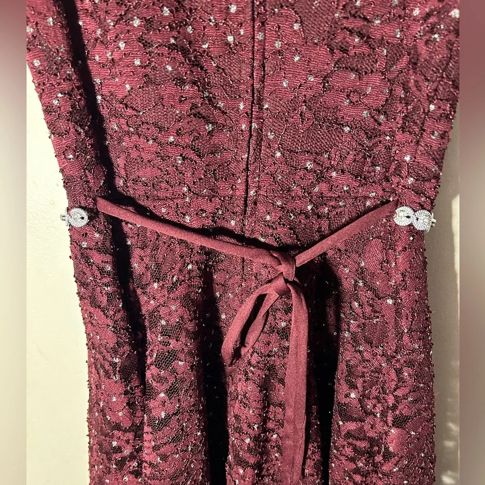 Diamond maroon lace dress - Picture 4 of 7